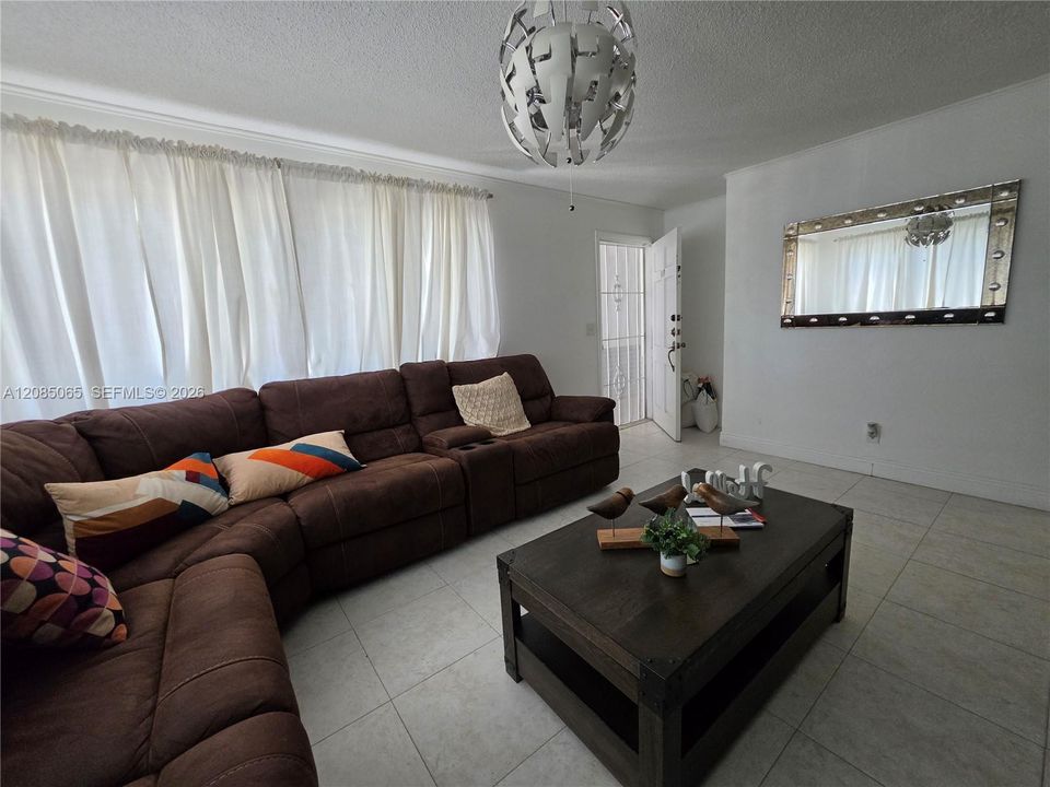 В аренду: $2,300 (2 спален, 2 ванн, 960 Квадратных фут)