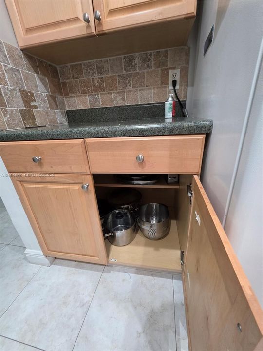 В аренду: $2,300 (2 спален, 2 ванн, 960 Квадратных фут)