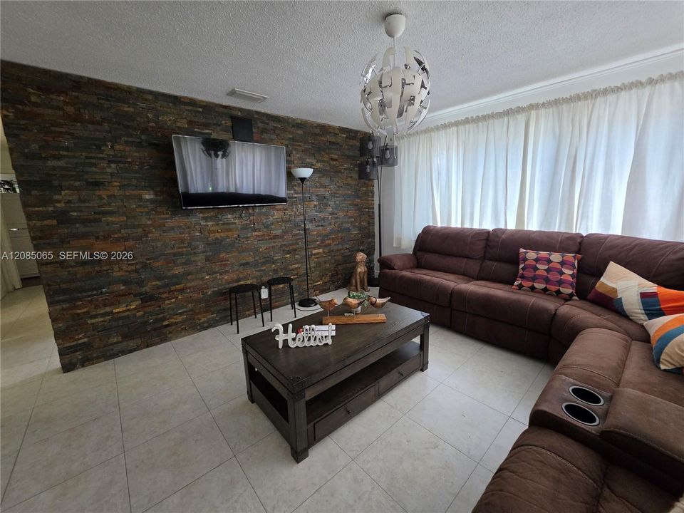 В аренду: $2,300 (2 спален, 2 ванн, 960 Квадратных фут)