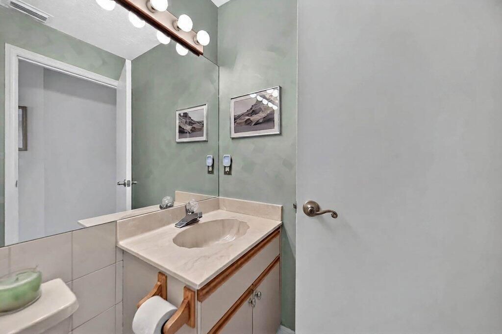 halfbath1.jpg-SMALL