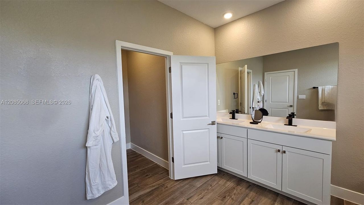For Rent: $4,750 (4 beds, 3 baths, 2603 Square Feet)