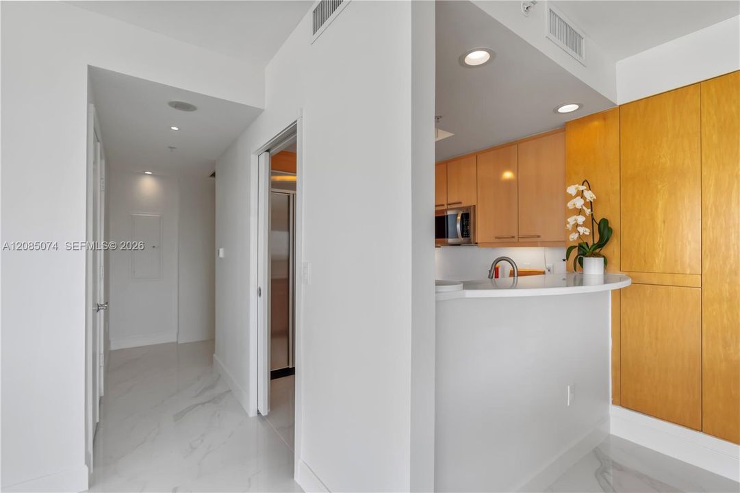 For Rent: $8,000 (1 beds, 1 baths, 1084 Square Feet)