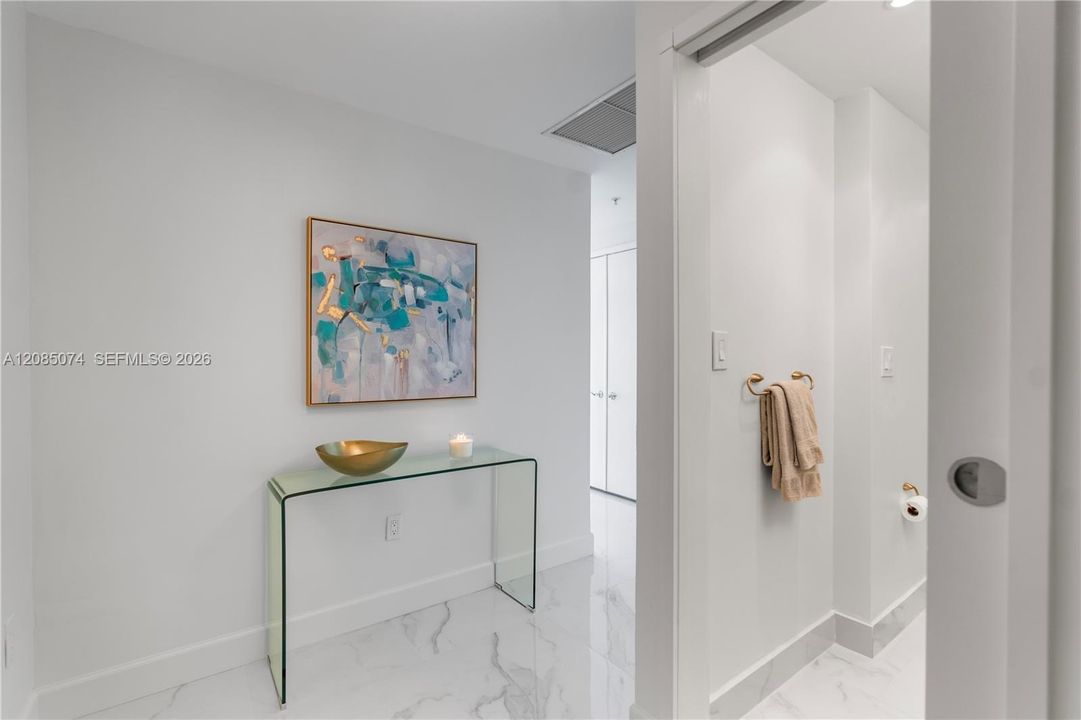 For Rent: $8,000 (1 beds, 1 baths, 1084 Square Feet)