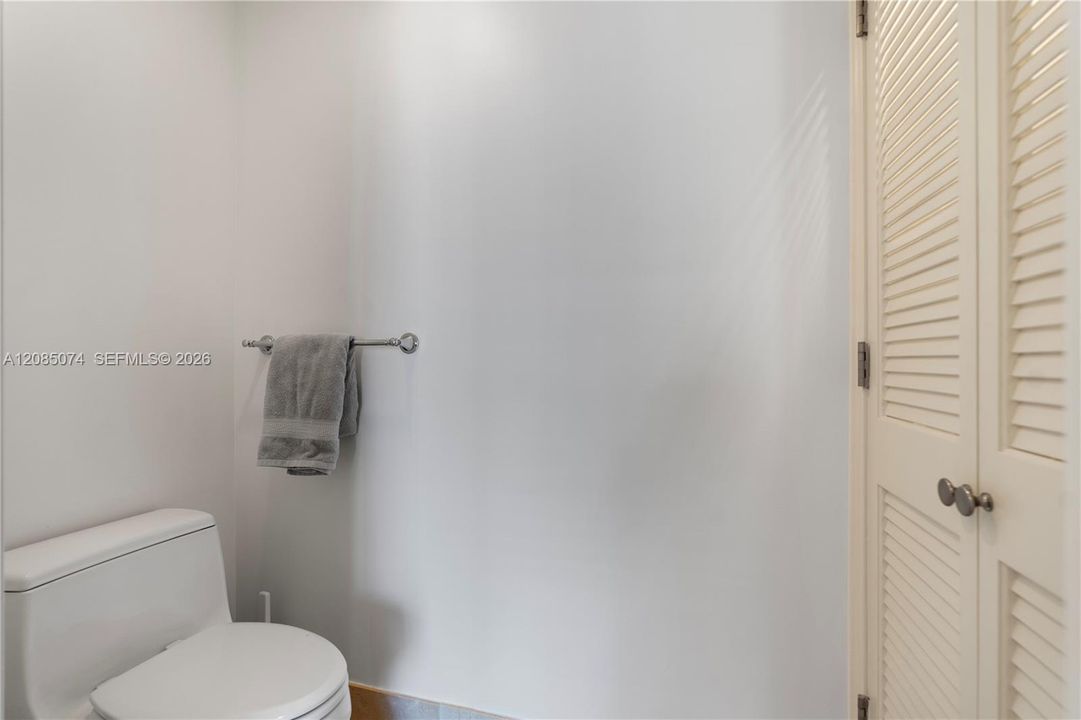 For Rent: $8,000 (1 beds, 1 baths, 1084 Square Feet)