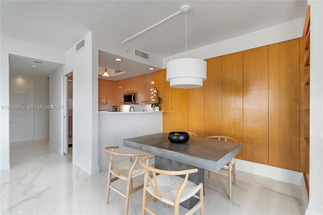For Rent: $8,000 (1 beds, 1 baths, 1084 Square Feet)