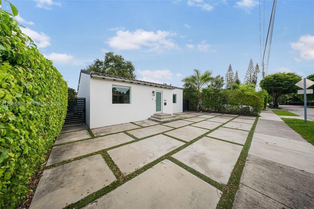 В аренду: $4,000 (2 спален, 1 ванн, 1146 Квадратных фут)
