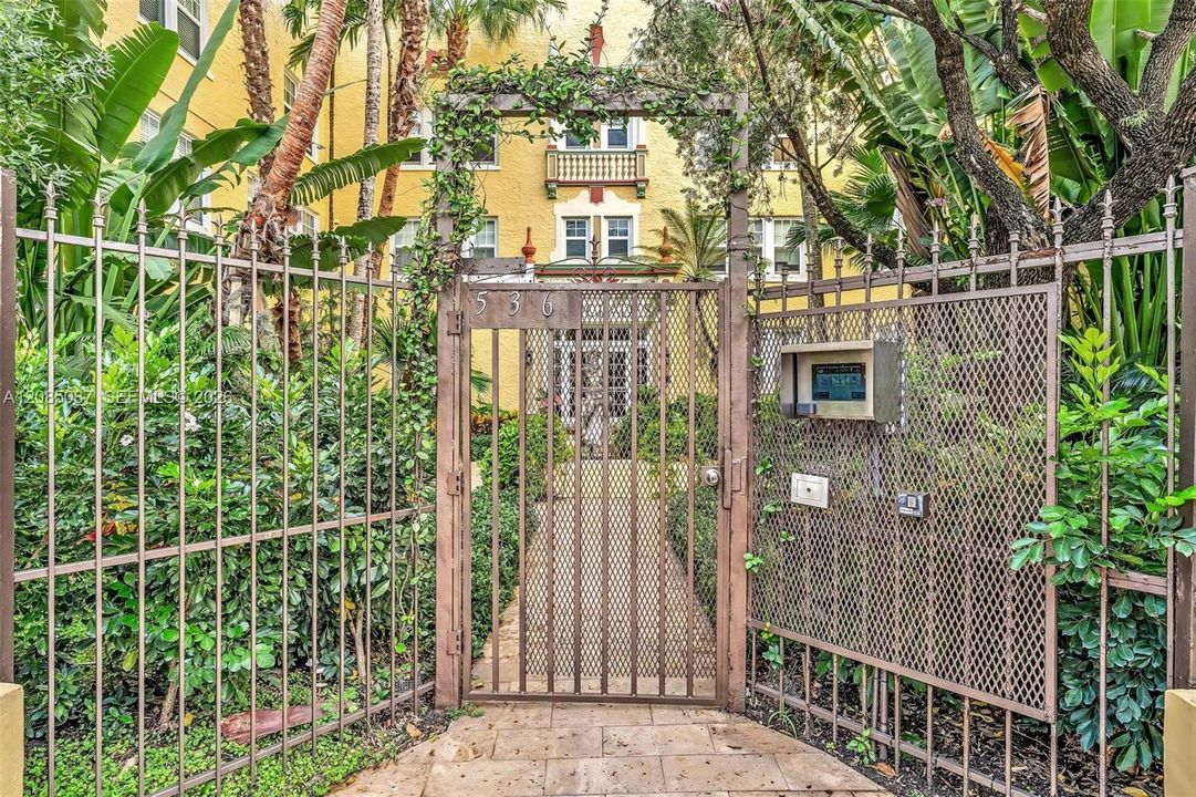 Active With Contract: $3,000 (2 beds, 1 baths, 690 Square Feet)