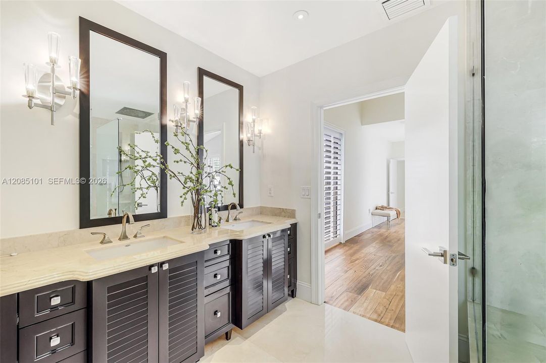 En Venta: $3,495,000 (5 camas, 4 baños, 4100 Pies cuadrados)