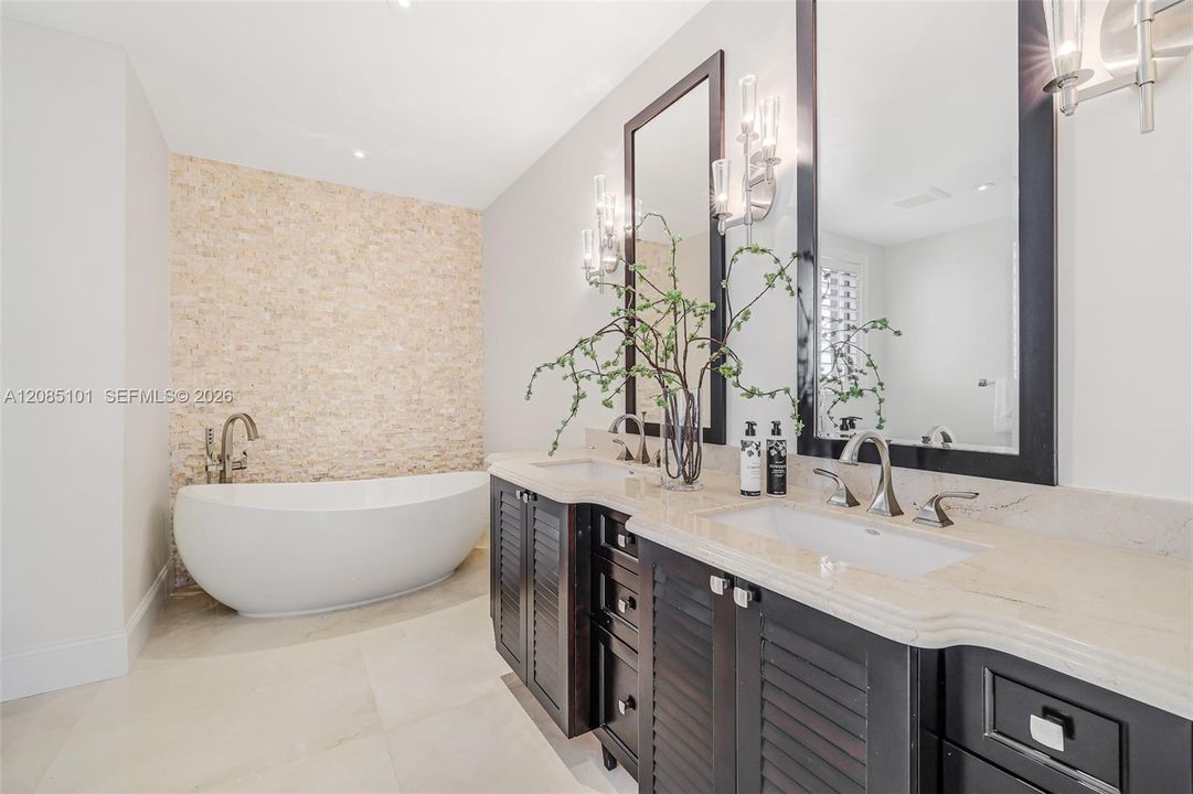 En Venta: $3,495,000 (5 camas, 4 baños, 4100 Pies cuadrados)
