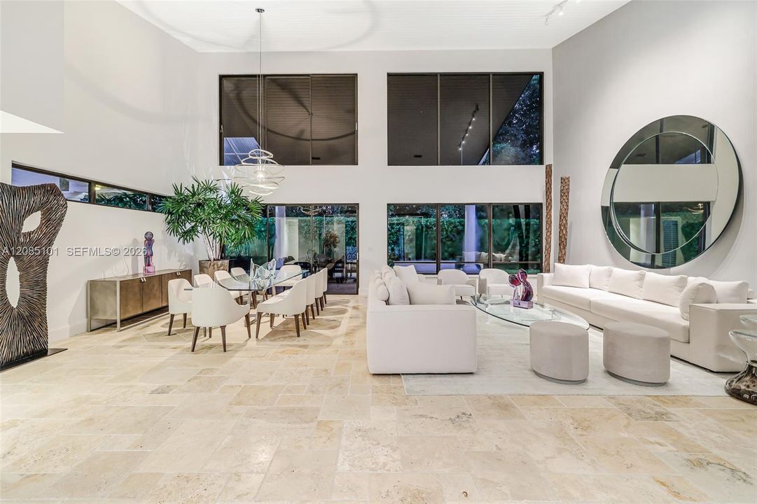 En Venta: $3,495,000 (5 camas, 4 baños, 4100 Pies cuadrados)