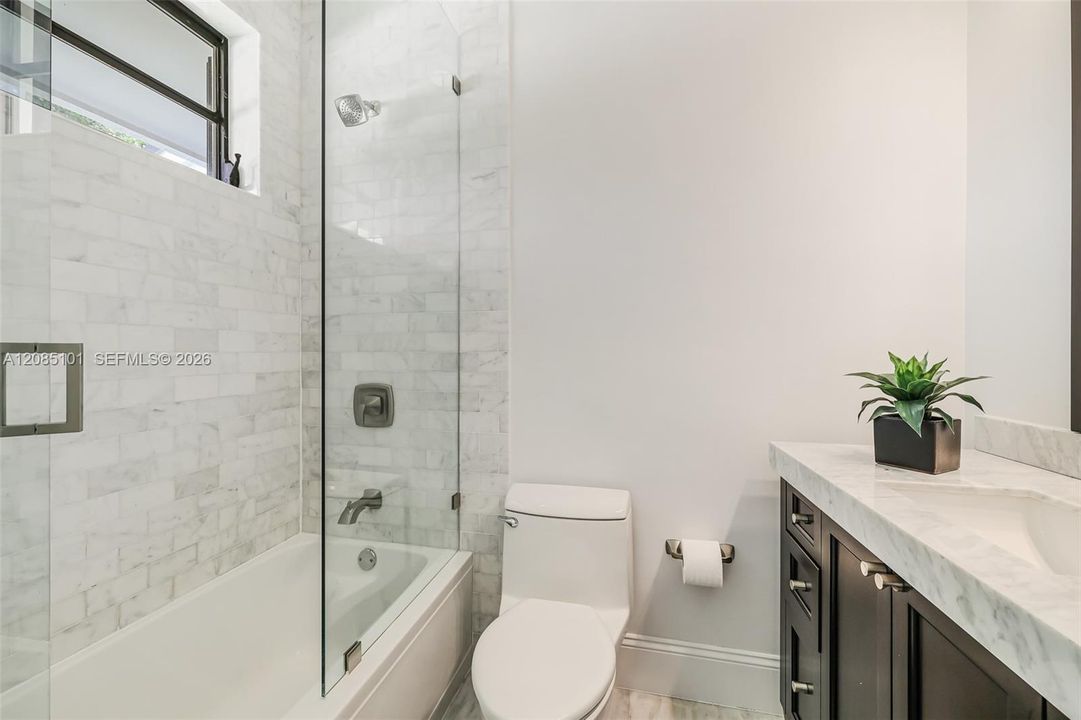 En Venta: $3,495,000 (5 camas, 4 baños, 4100 Pies cuadrados)