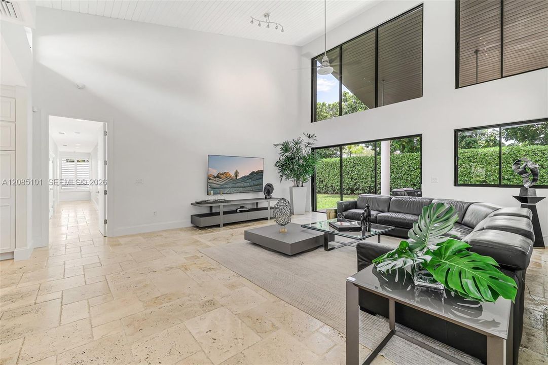 En Venta: $3,495,000 (5 camas, 4 baños, 4100 Pies cuadrados)