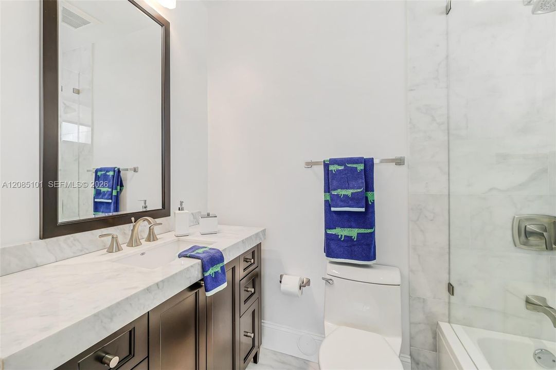 En Venta: $3,495,000 (5 camas, 4 baños, 4100 Pies cuadrados)