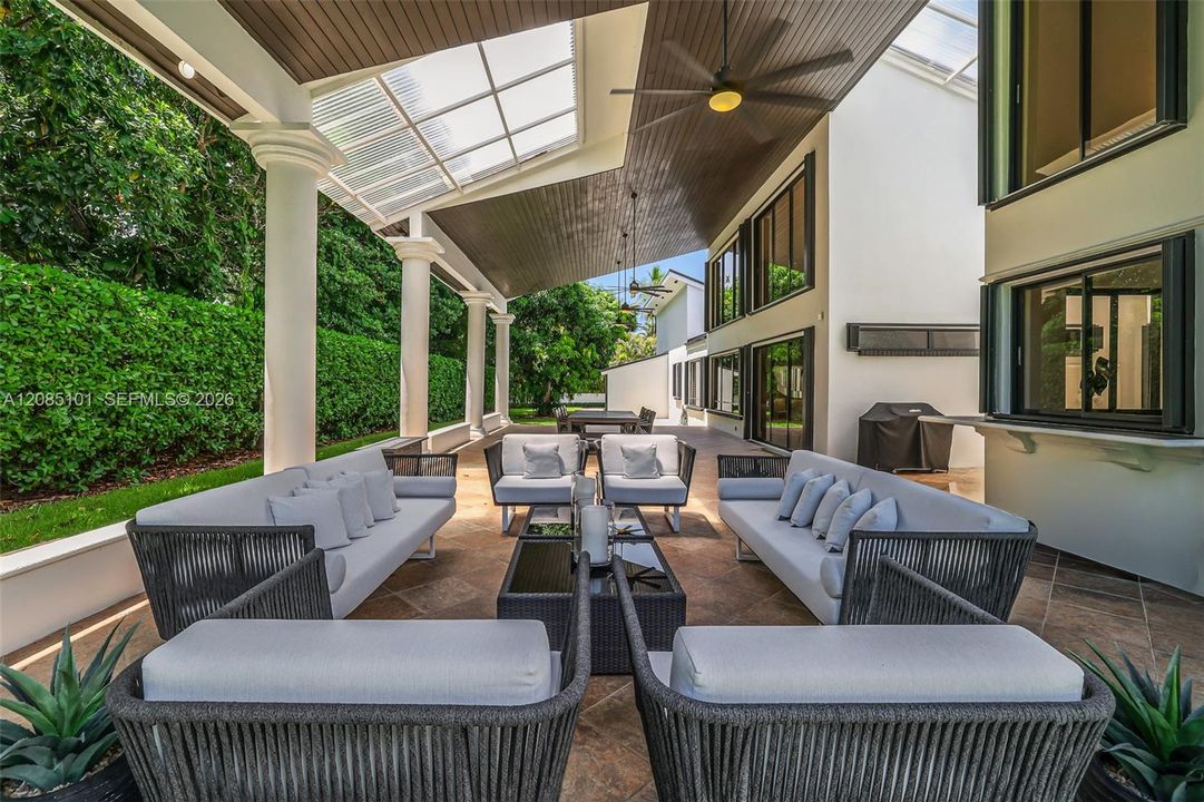 En Venta: $3,495,000 (5 camas, 4 baños, 4100 Pies cuadrados)