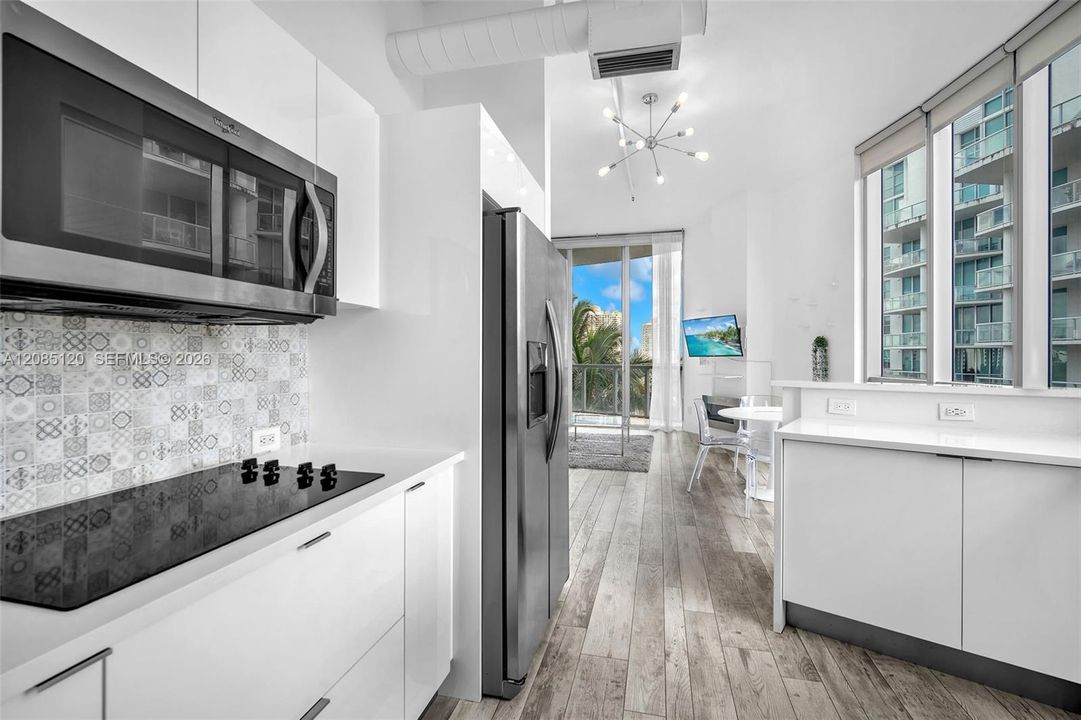 For Sale: $650,000 (3 beds, 3 baths, 1378 Square Feet)