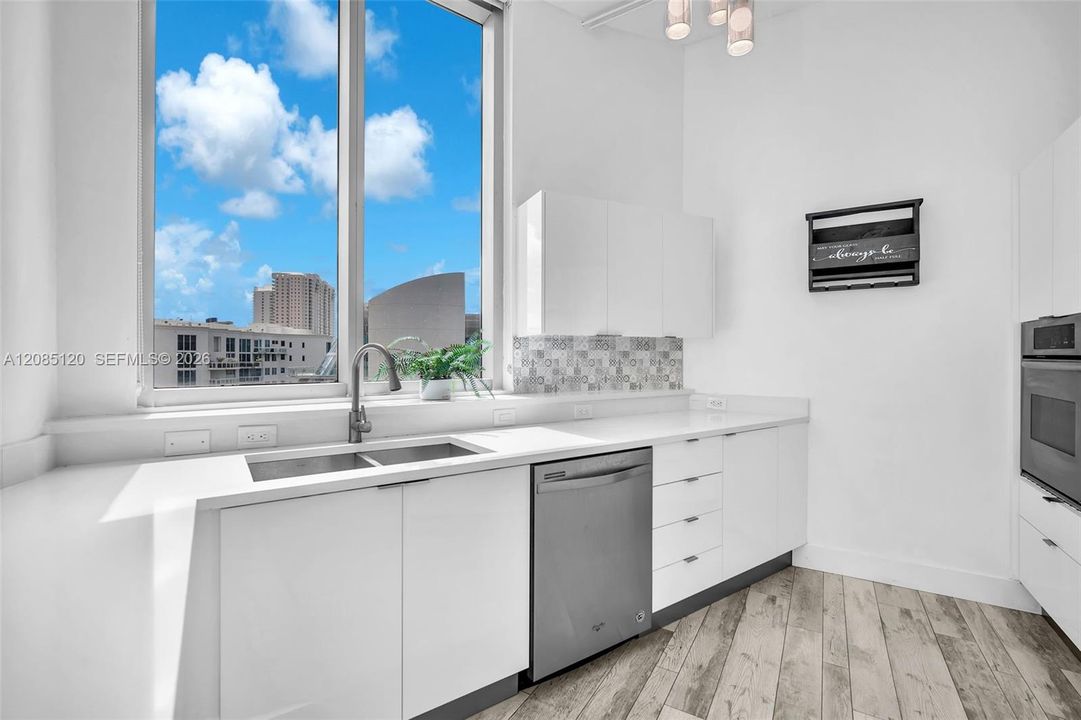 For Sale: $650,000 (3 beds, 3 baths, 1378 Square Feet)