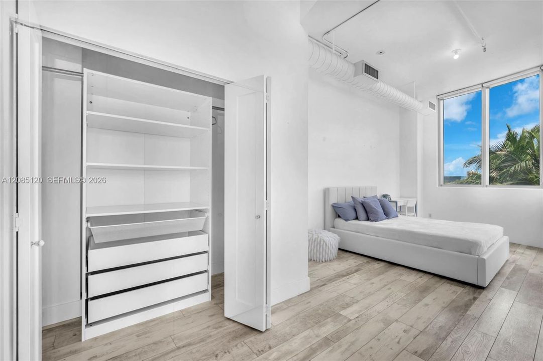 For Sale: $650,000 (3 beds, 3 baths, 1378 Square Feet)