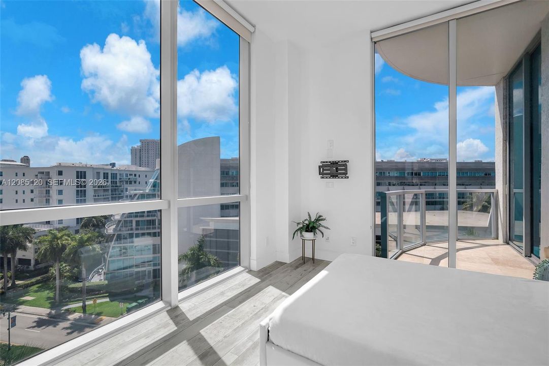 For Sale: $650,000 (3 beds, 3 baths, 1378 Square Feet)