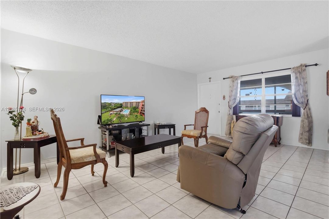 For Sale: $129,900 (2 beds, 2 baths, 1078 Square Feet)