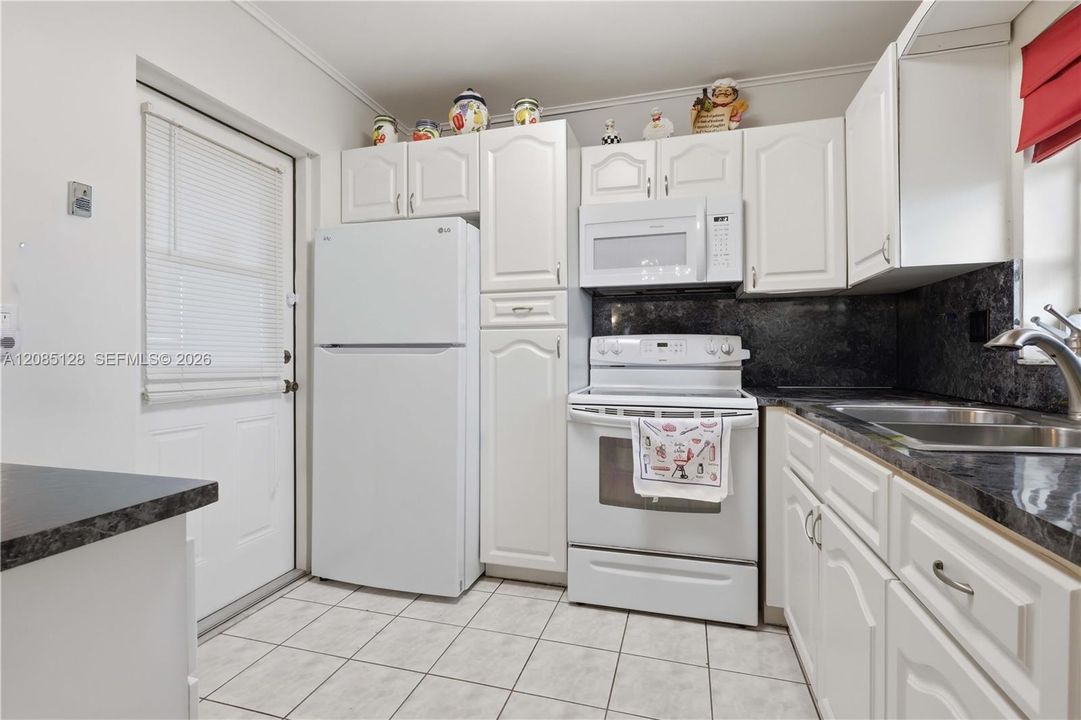 For Sale: $129,900 (2 beds, 2 baths, 1078 Square Feet)