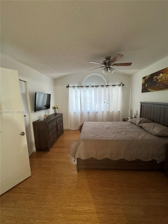 For Sale: $295,000 (2 beds, 2 baths, 1312 Square Feet)