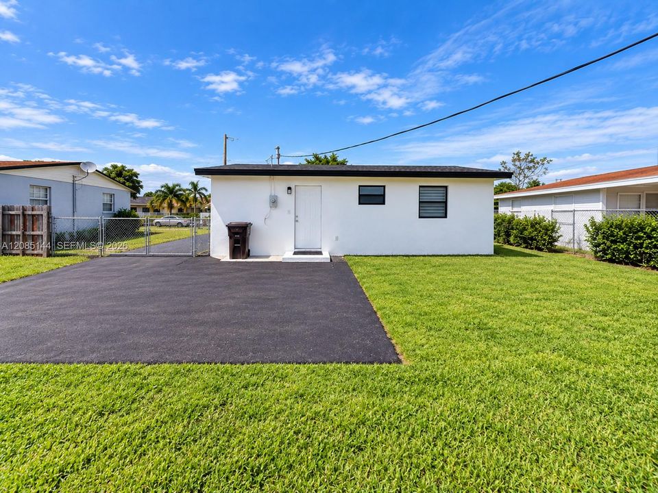 For Rent: $2,100 (0 beds, 1 baths, 704 Square Feet)