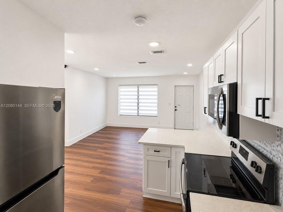 For Rent: $2,100 (0 beds, 1 baths, 704 Square Feet)
