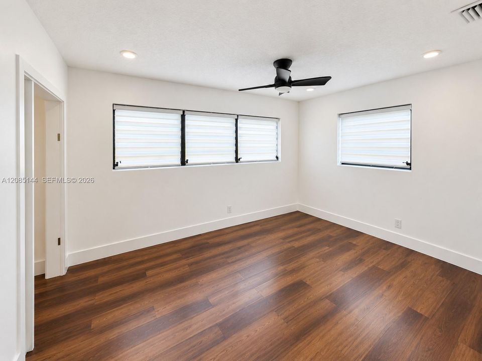 For Rent: $2,100 (0 beds, 1 baths, 704 Square Feet)