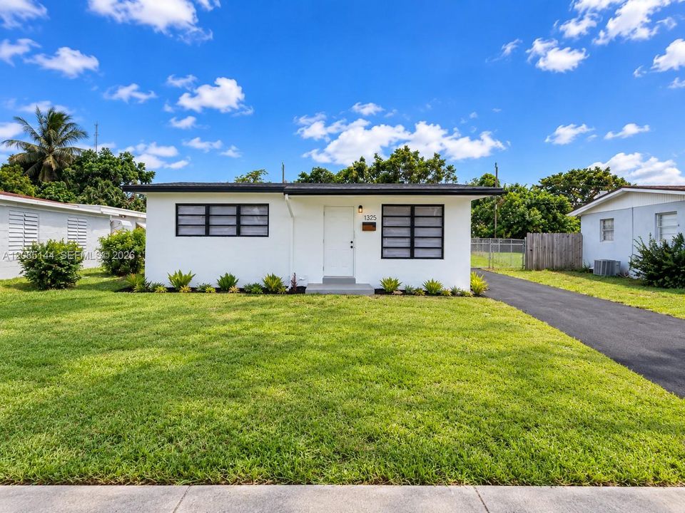 For Rent: $2,100 (0 beds, 1 baths, 704 Square Feet)