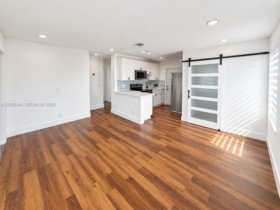 For Rent: $2,100 (0 beds, 1 baths, 704 Square Feet)