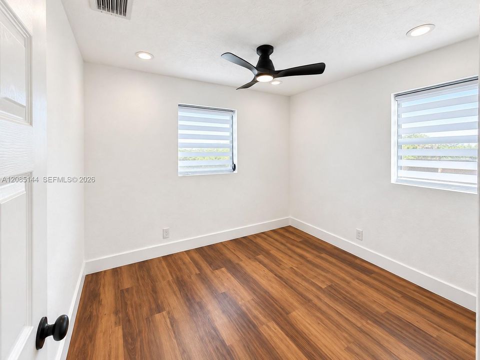 For Rent: $2,100 (0 beds, 1 baths, 704 Square Feet)