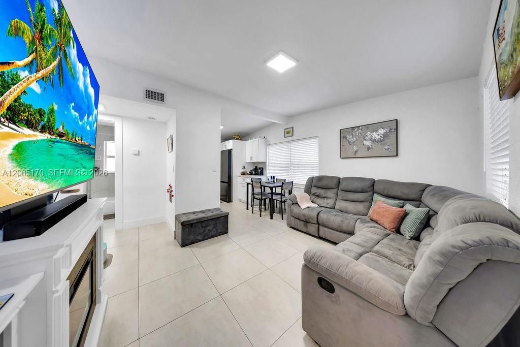 En Venta: $425,000 (2 camas, 1 baños, 725 Pies cuadrados)