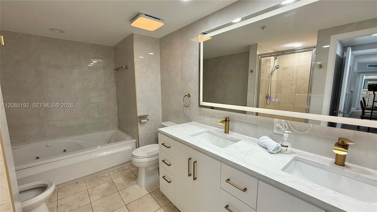 For Sale: $400,000 (1 beds, 1 baths, 930 Square Feet)