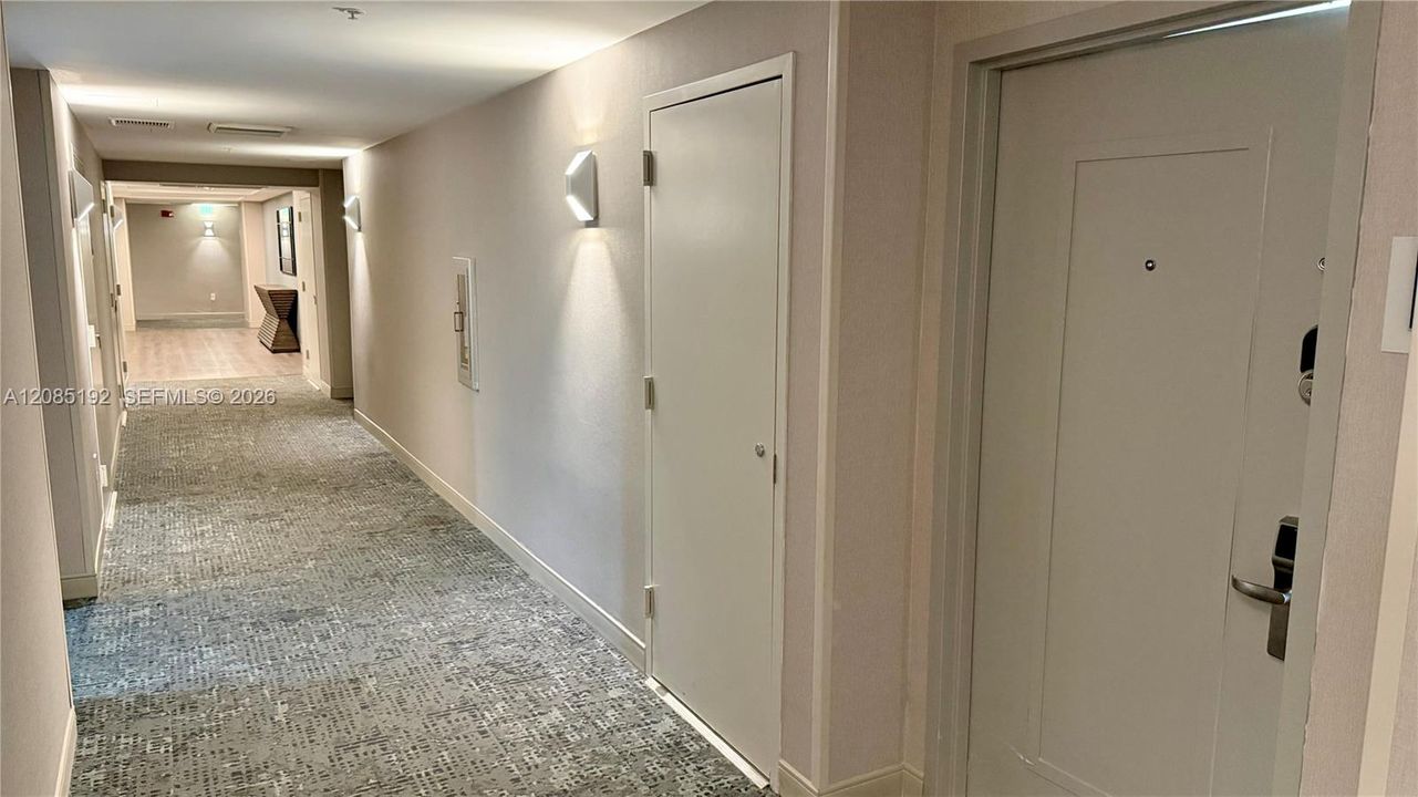 For Sale: $400,000 (1 beds, 1 baths, 930 Square Feet)