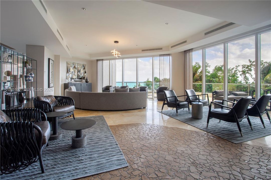 For Sale: $400,000 (1 beds, 1 baths, 930 Square Feet)