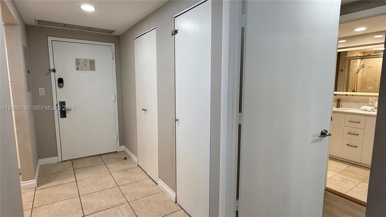 For Sale: $400,000 (1 beds, 1 baths, 930 Square Feet)