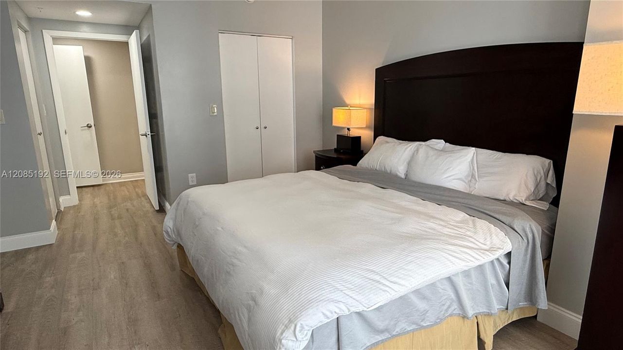 For Sale: $400,000 (1 beds, 1 baths, 930 Square Feet)