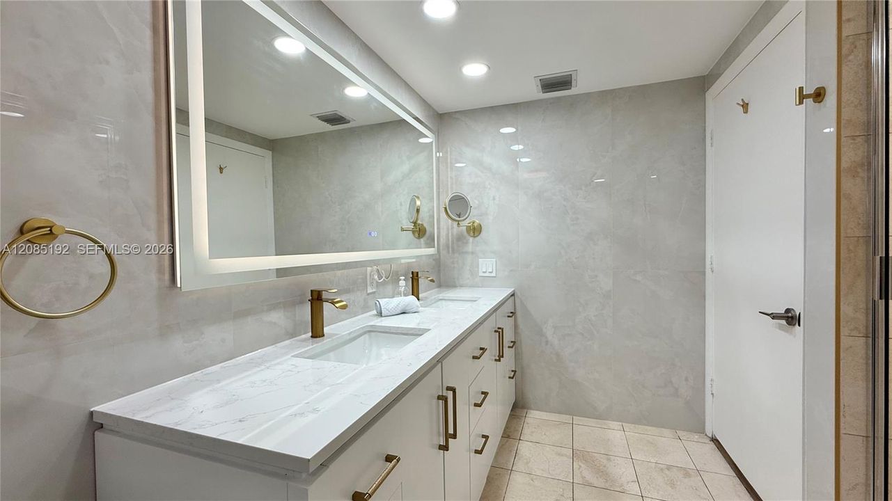 For Sale: $400,000 (1 beds, 1 baths, 930 Square Feet)