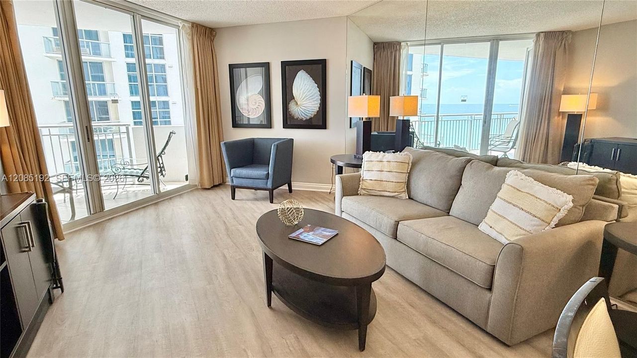 For Sale: $400,000 (1 beds, 1 baths, 930 Square Feet)