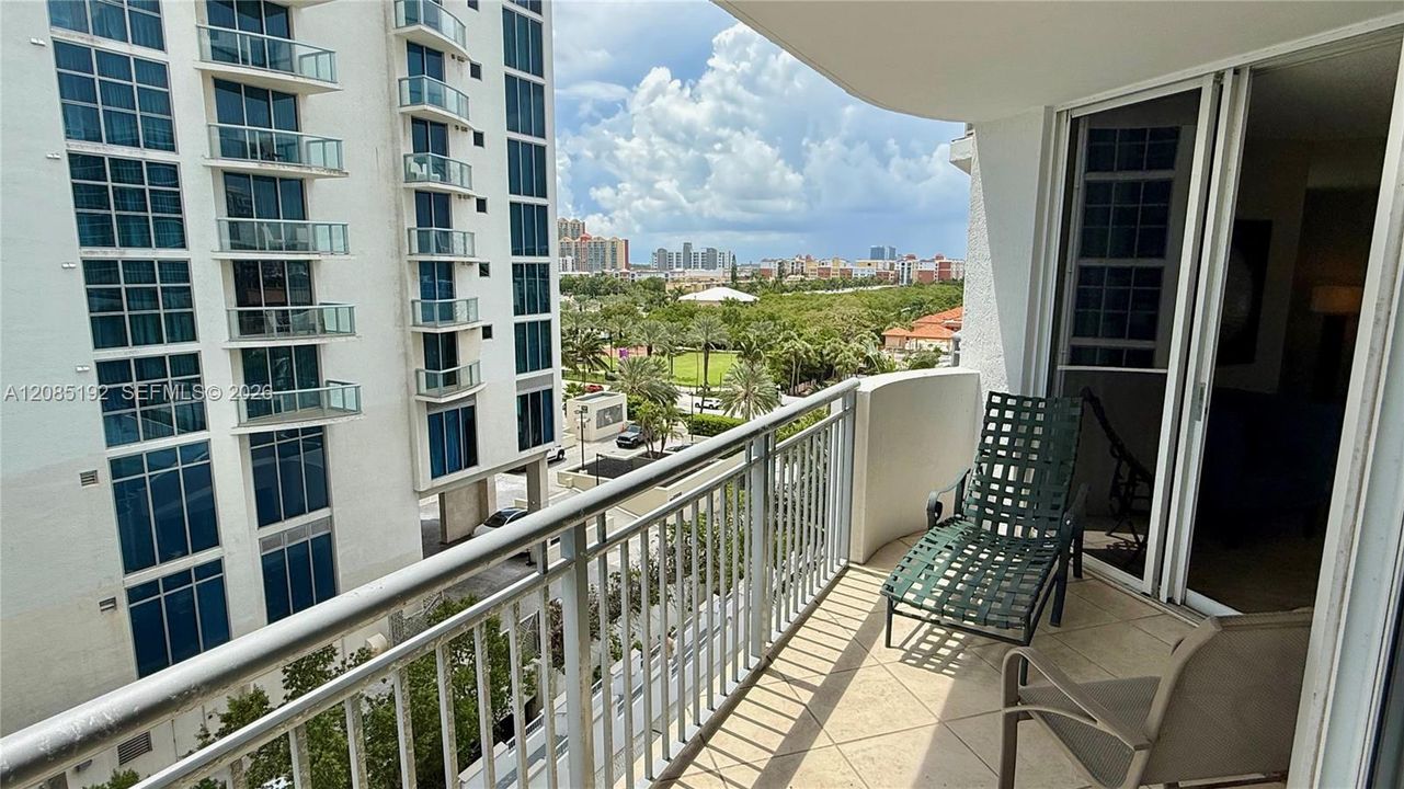For Sale: $400,000 (1 beds, 1 baths, 930 Square Feet)