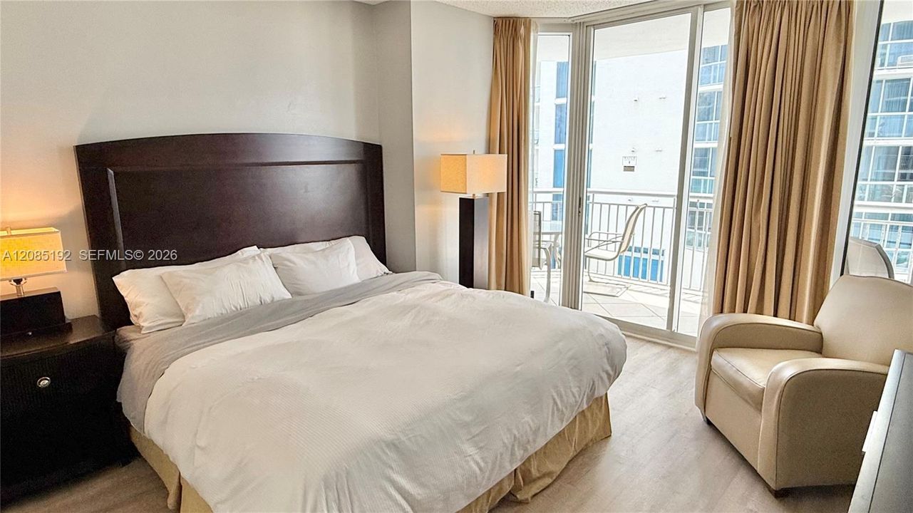 For Sale: $400,000 (1 beds, 1 baths, 930 Square Feet)