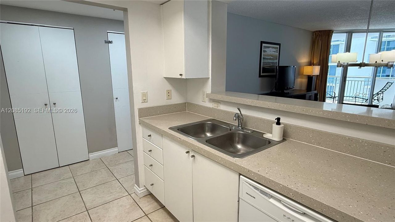For Sale: $400,000 (1 beds, 1 baths, 930 Square Feet)