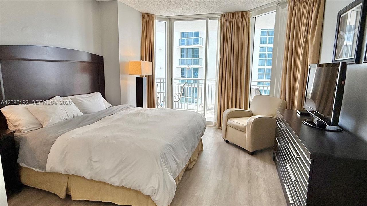For Sale: $400,000 (1 beds, 1 baths, 930 Square Feet)