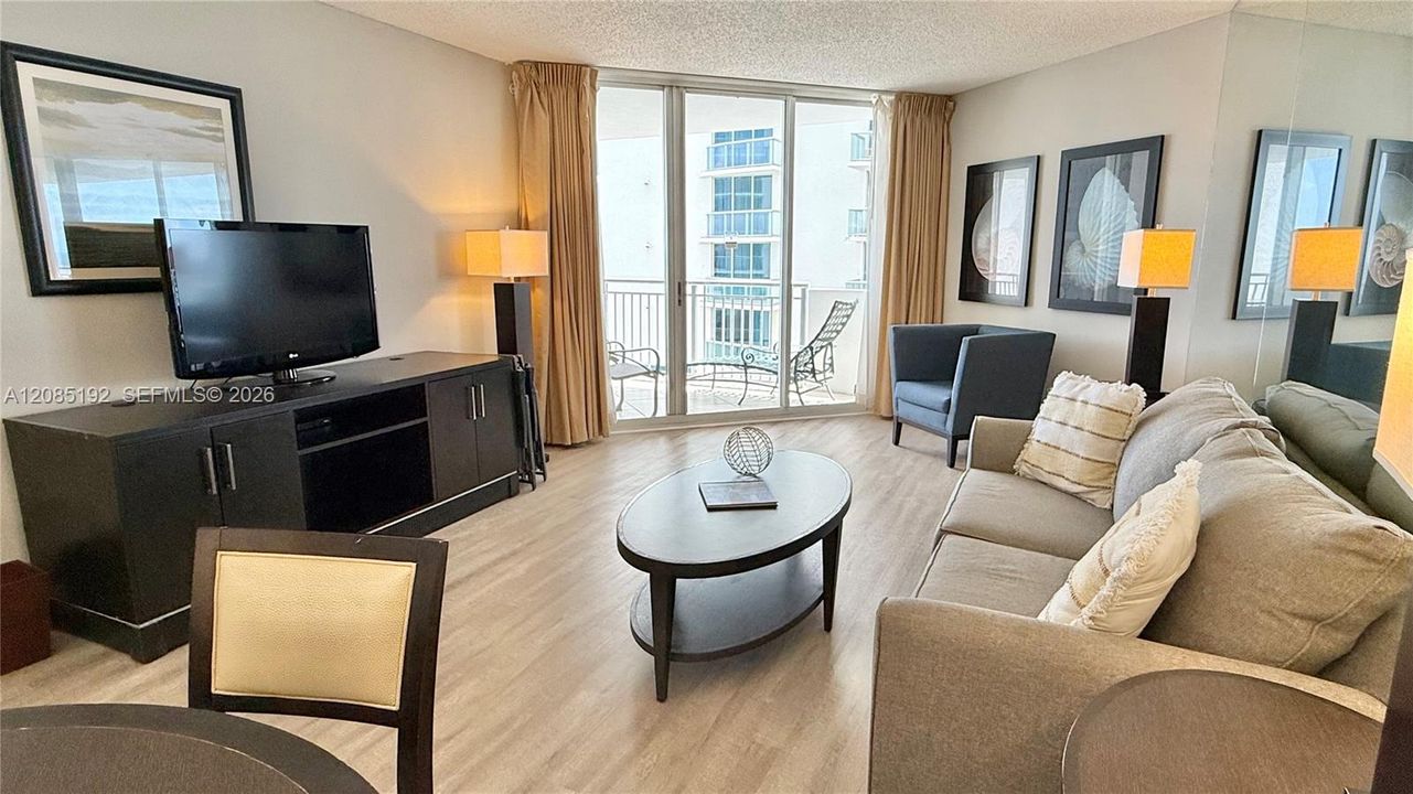For Sale: $400,000 (1 beds, 1 baths, 930 Square Feet)