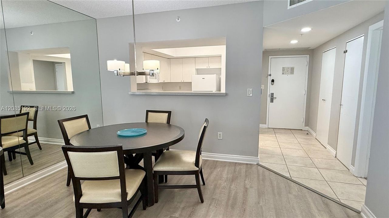 For Sale: $400,000 (1 beds, 1 baths, 930 Square Feet)