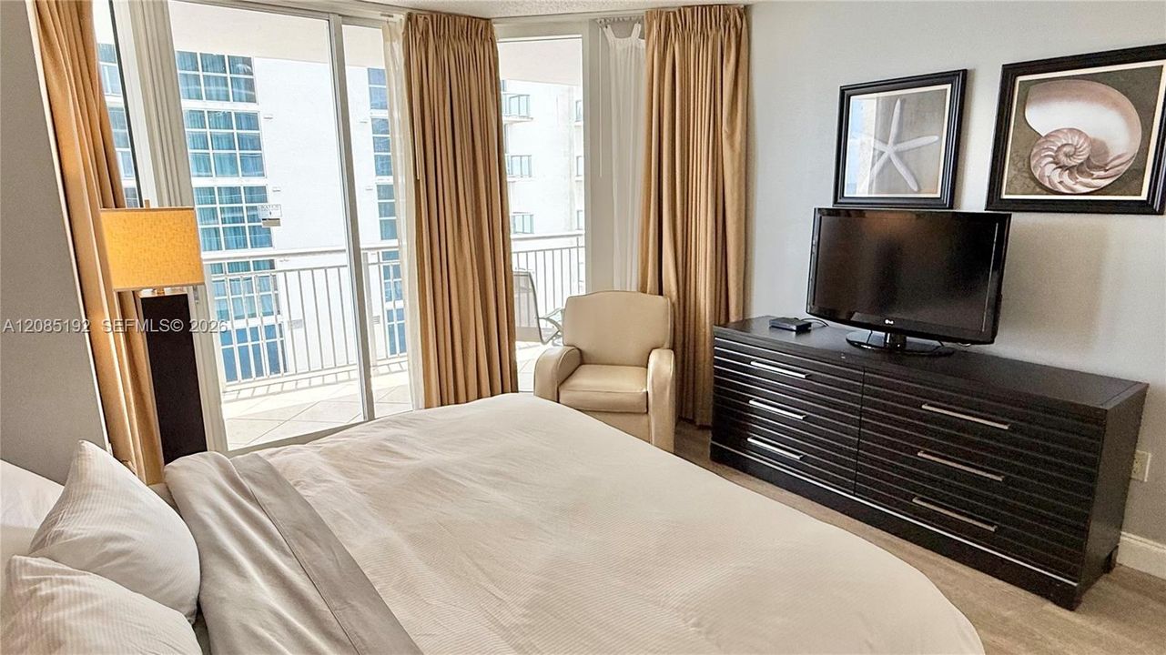 For Sale: $400,000 (1 beds, 1 baths, 930 Square Feet)
