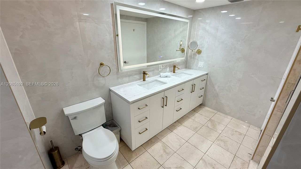 For Sale: $400,000 (1 beds, 1 baths, 930 Square Feet)