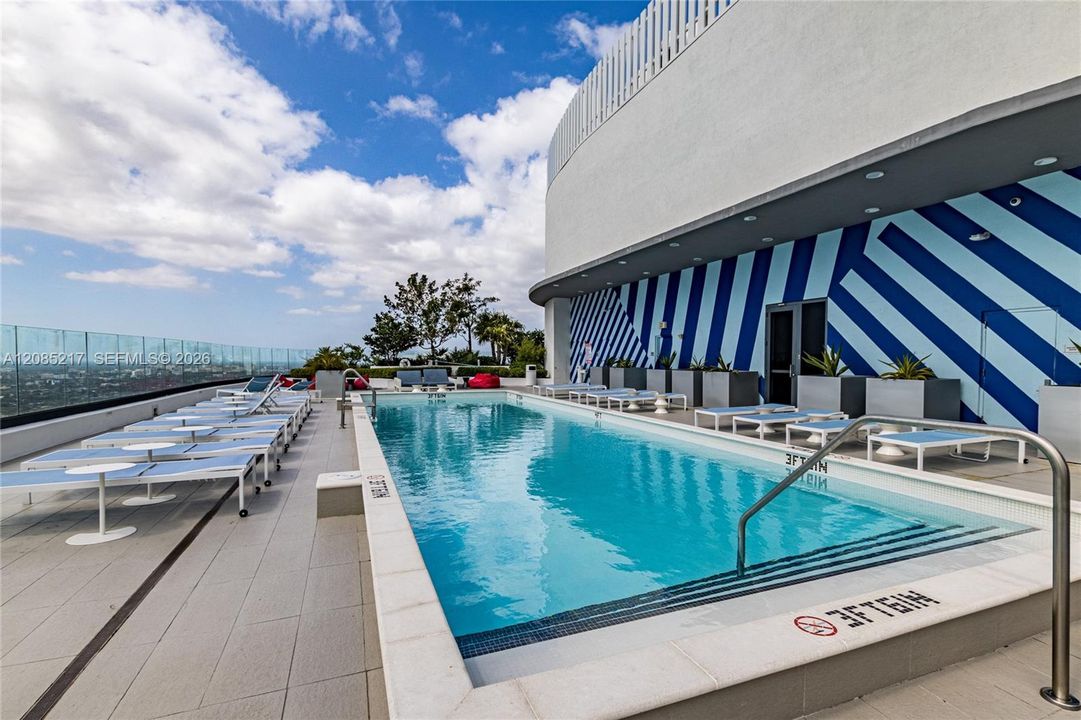 For Sale: $609,999 (1 beds, 2 baths, 792 Square Feet)