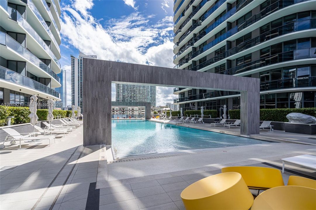 For Sale: $609,999 (1 beds, 2 baths, 792 Square Feet)