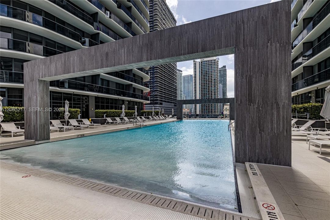 For Sale: $609,999 (1 beds, 2 baths, 792 Square Feet)